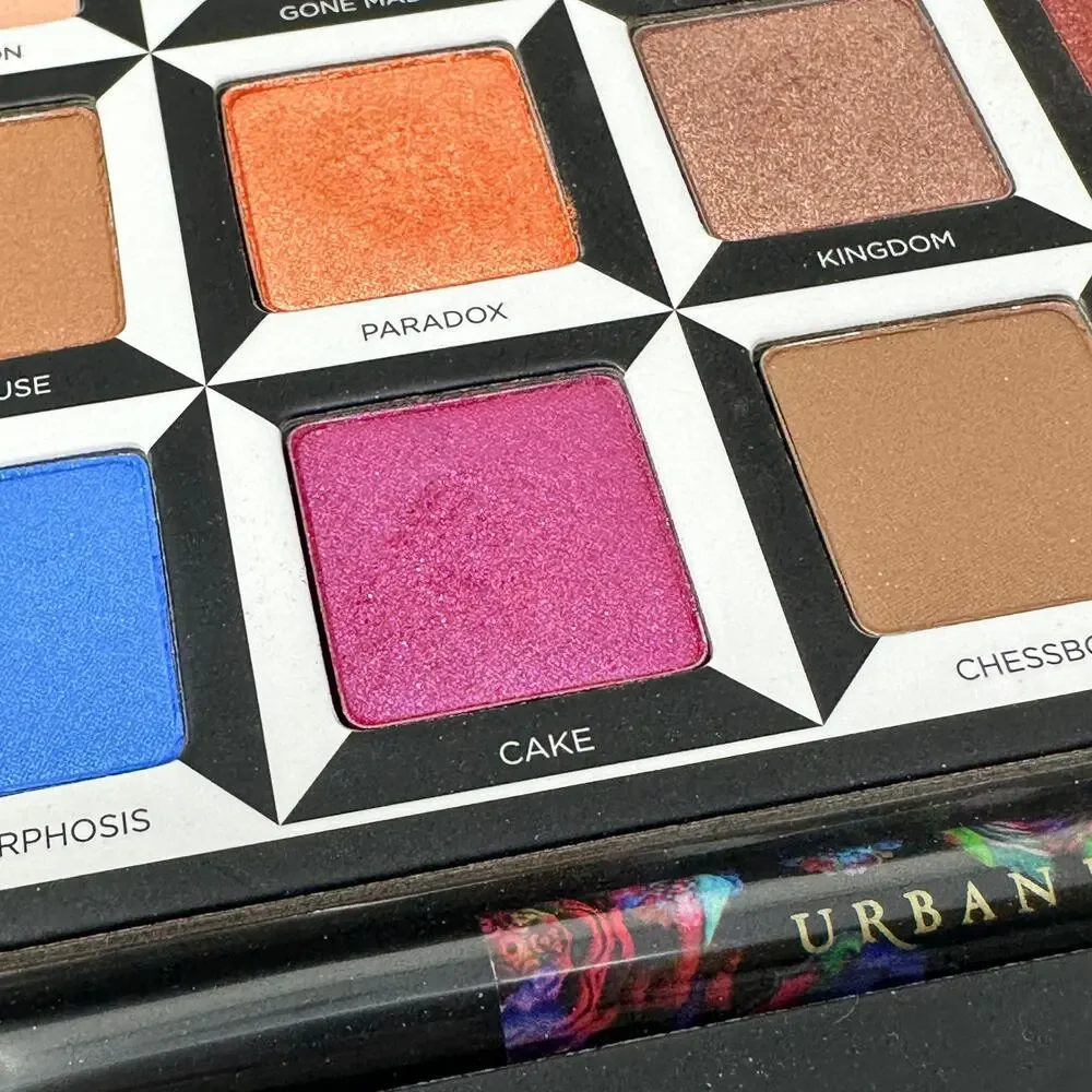Urban Decay Alice Through The Looking Glass Eyeshadow Palette *READ